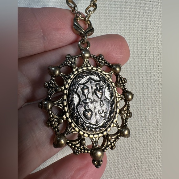 Unusual amulet style pendant with intricate goldtone chain - Picture 2 of 6